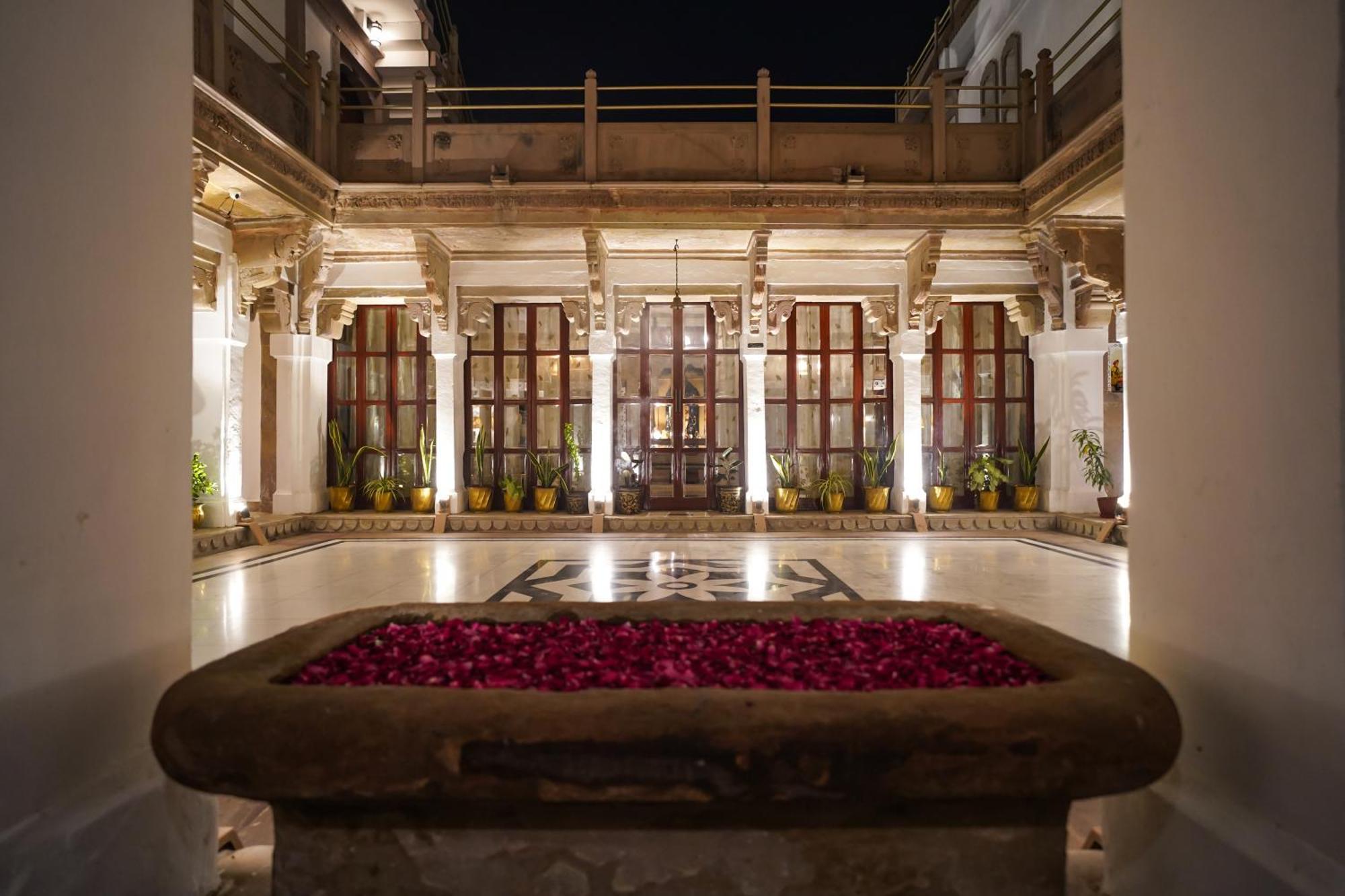 Guleria Kothi At Ganges Hotel Varanasi Exterior photo